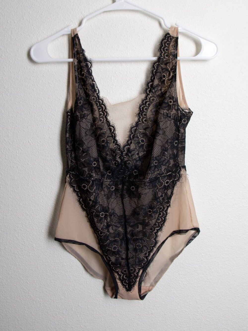 Vince Camuto Liza Mesh Galloon Lace Bodysuit Black Nude S NWOT